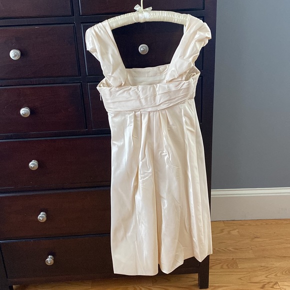 New Price!! Vera Wang Wedding Dress. Excellent condition. Worn once. Size 6. - Picture 4 of 14